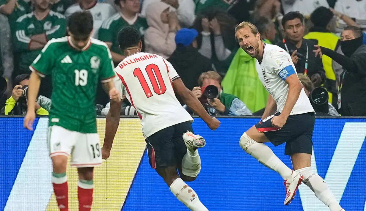 Pemain Inggris Harry Kane bereaksi setelah mencetak gol ketiga timnya selama pertandingan sepak bola babak 16 besar Piala Dunia antara Meksiko dan Inggris di Mexico City, Minggu, 5 Juli 2026. (AP Photo/Natacha Pisarenko)