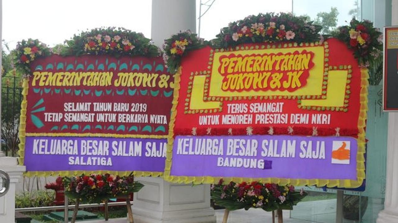 Karangan bunga dari komunitas warga Malang untuk Presiden Jokowi di halaman Istana Kepresidenan, Jakarta