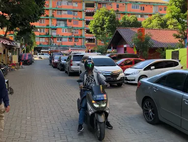 Warga beraktivitas di sekitar Rusun Petamburan, Jakarta, Jumat (21/8/2020). Pelaksana Tugas (Plt) Kepala Dinas PRKP DKI Jakarta, Sarjoko mengatakan Dinas Perumahan Rakyat dan Permukiman (PRKP) DKI Jakarta akan membangun 10 rusunawa baru tahun 2020 ini. (Liputan6.com/Immanuel Antonius)