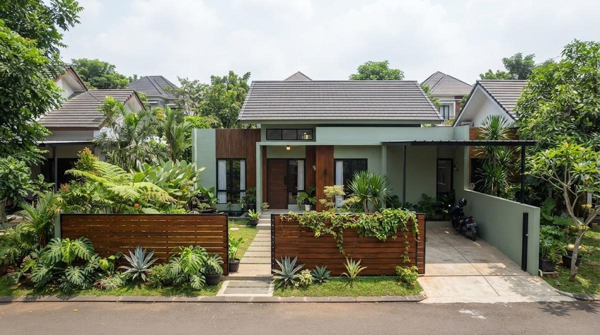 Warna Cat Rumah yang Cocok dengan Pagar Kayu