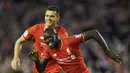 Pemain Liverpool, Mamadou Sakho, merayakan gol bersama Dejan Lovren saat melawan Everton pada lanjutan Liga Inggris di Stadion Anfield, Liverpool, Kamis (21/4/2016) dini hari WIB. (AFP/Paul Ellis)