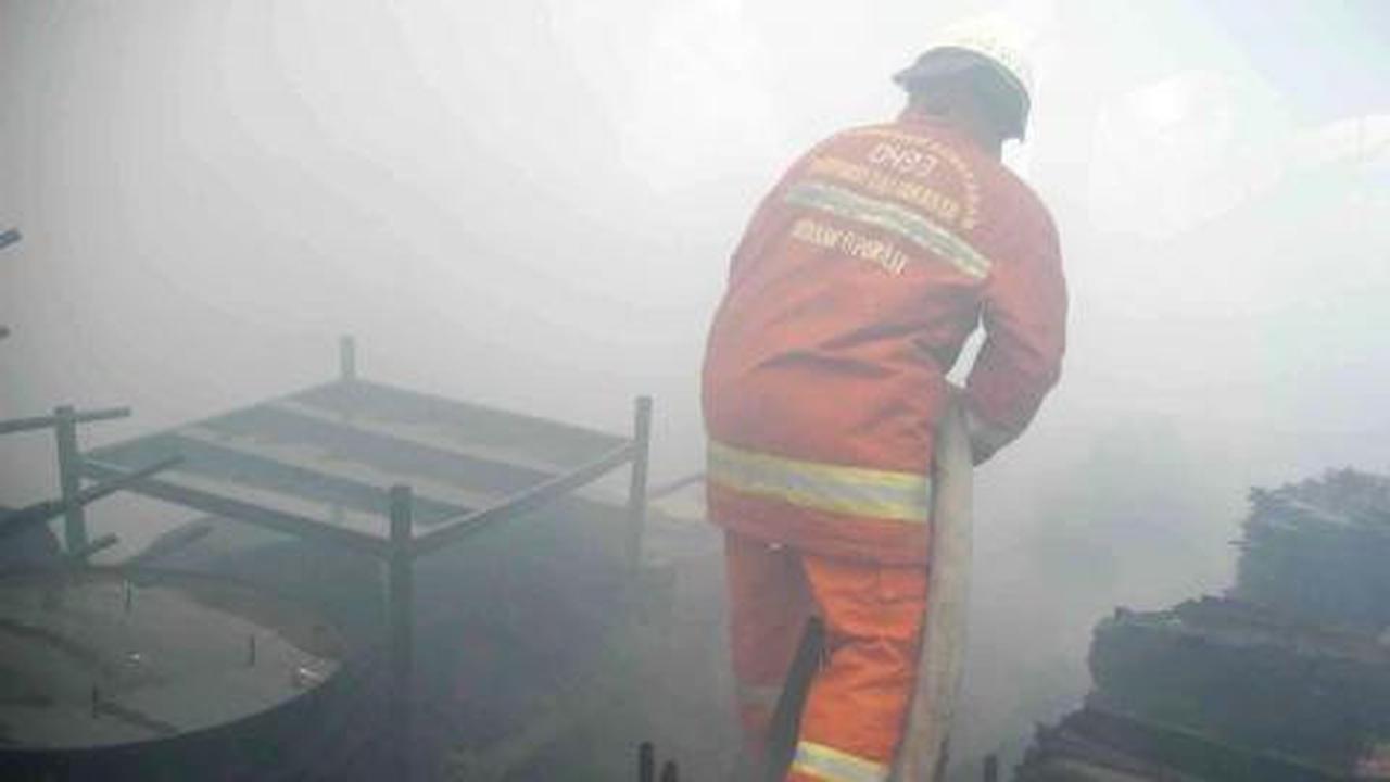 Api di gudang oli Muara Karang padam