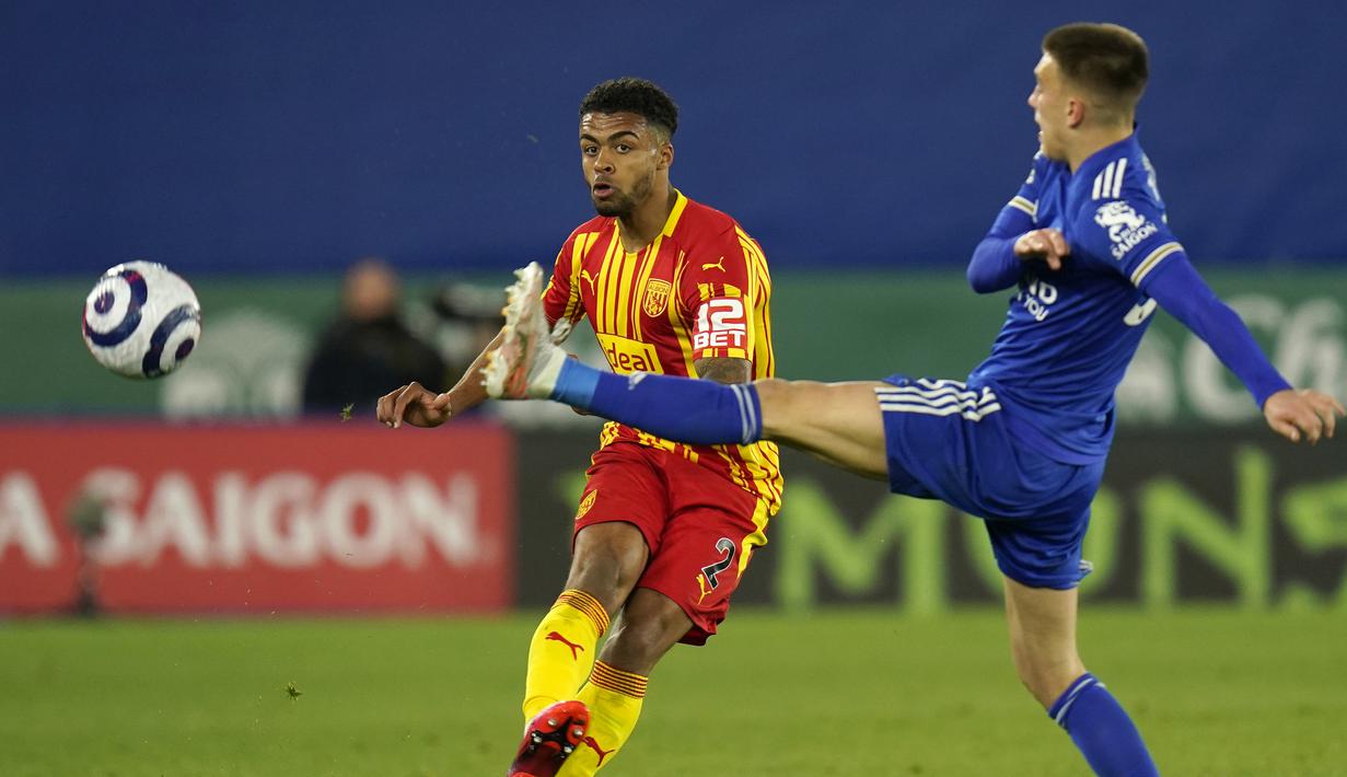 Bek West Bromwich Albion, Darnell Furlong (kiri) melepaskan tendangan yang coba diblok bek Leicester City, Luke Thomas dalam laga lanjutan Liga Inggris 2020/2021 pekan ke-32 di King Power Stadium, Leicester, Kamis (22/4/2021). West Brom kalah 0-3 dari Leicester . (AP/Tim Keeton/Pool)