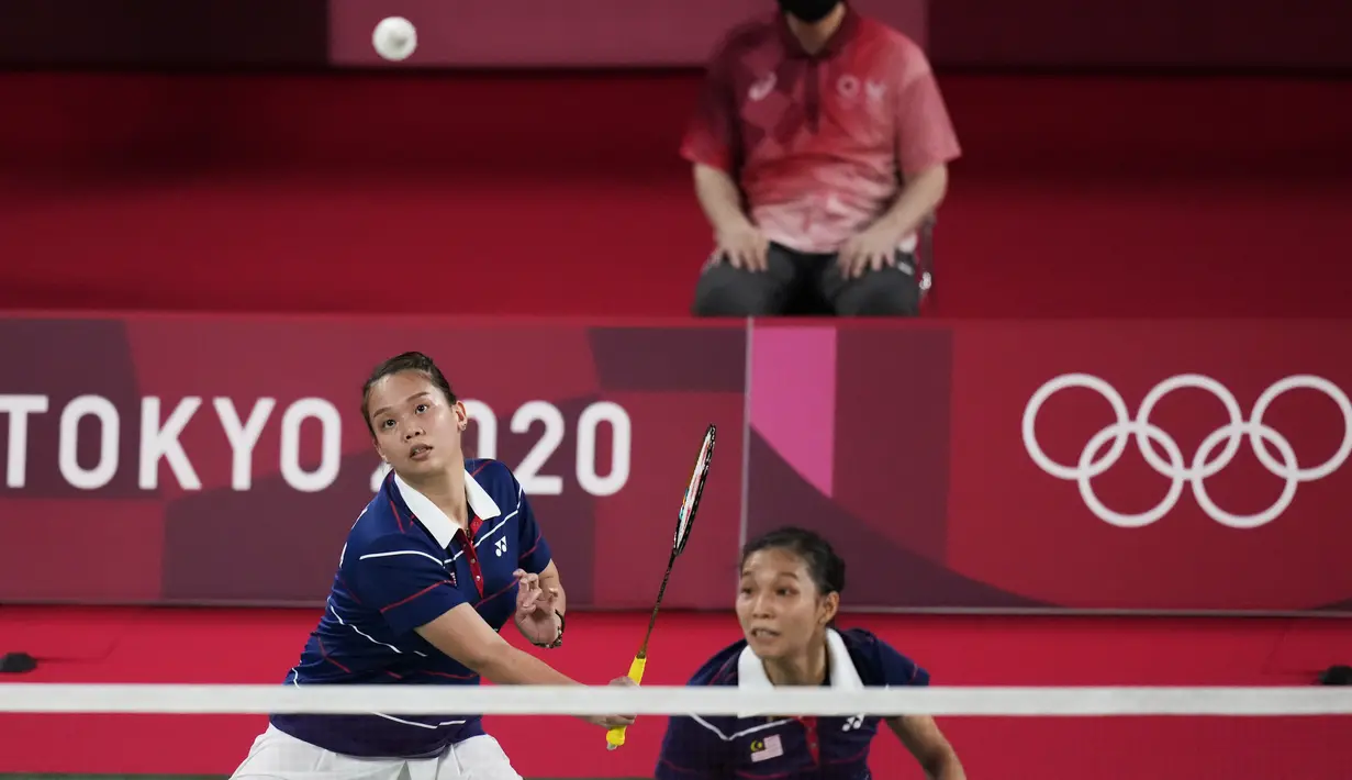 Ganda putri Malaysia Chow Mei Kuan (kanan) dan Lee Meng Yean saat melawan Greysia Polii dan Apriyani Rahayu dari Indonesia pada pertandingan pertama Grup A bulu tangkis Olimpiade Tokyo 2020 di Musashino Forest Sport Plaza, Sabtu (24/7/2021). Greysia / Apriyani menang 21-17. (AP/Markus Schreiber)