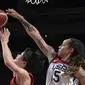 Brittney Griner menahan upaya pemain Jepang di final bola basket putri Olimpiade Tokyo 2020 (AFP)