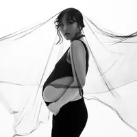 Rinni Wulandari saat ini sedang hamil anak keduanya. Diperkirakan calon buah hati akan lahir pada bulan April mendatang. [instagram/rinni_w]