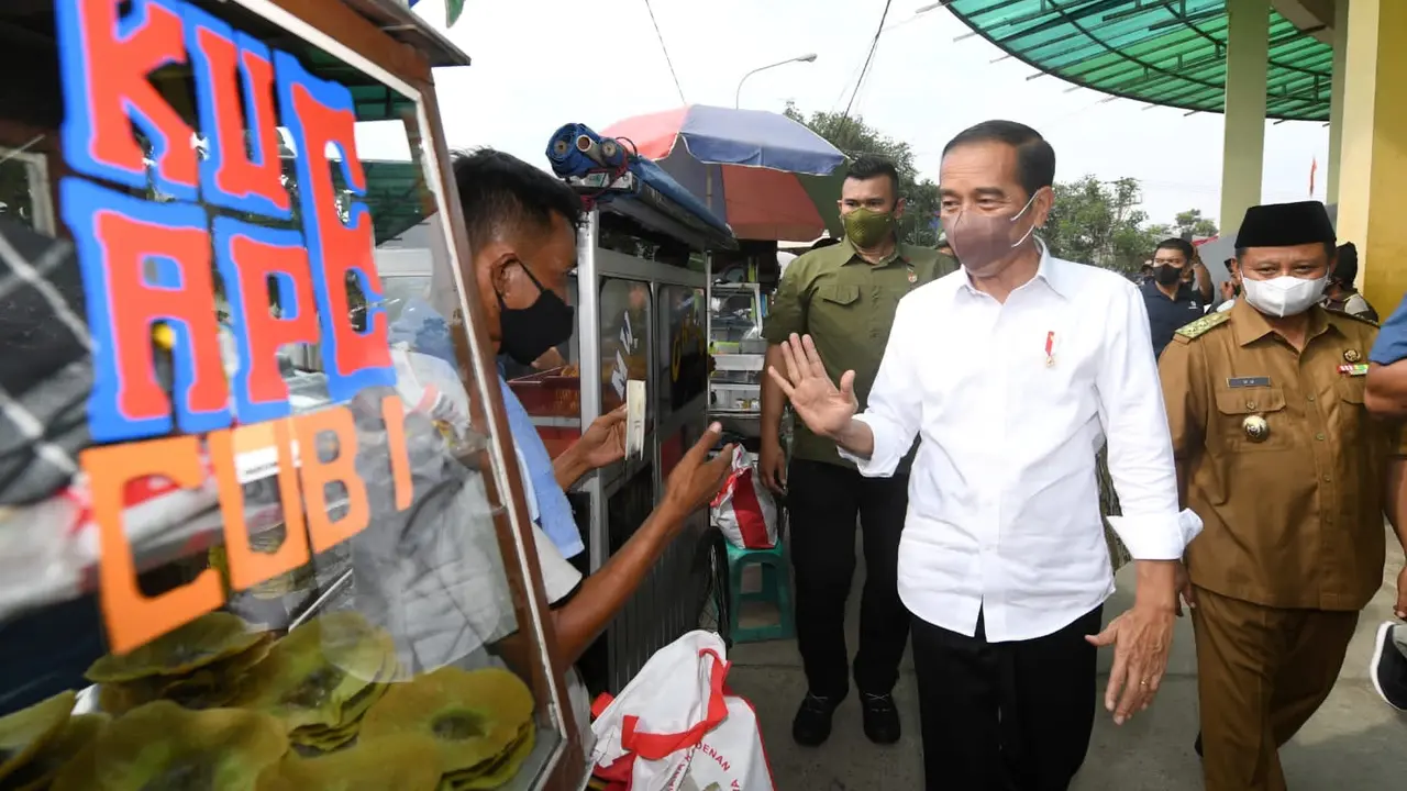 Presiden Joko Widodo atau Jokowi blusukan ke Pasar Cibinong, Kabupaten Bogor, dan Pasar Gunung Batu, Kota Bogor