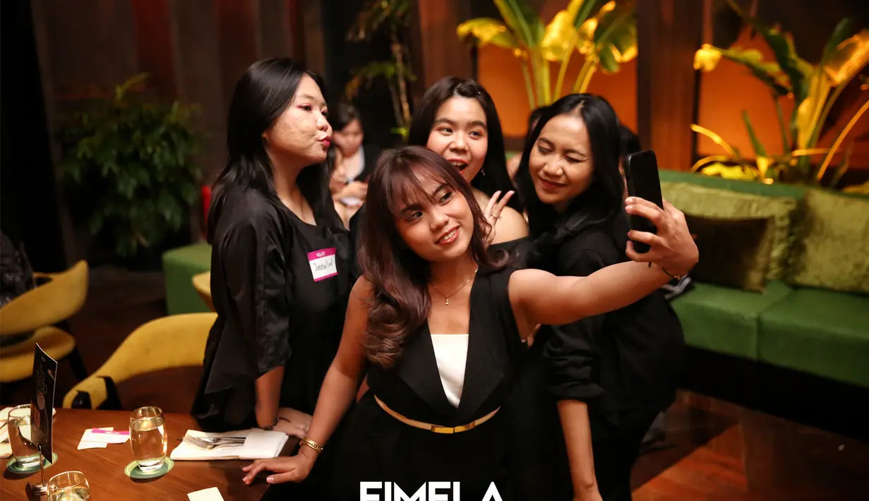 Dengan dresscode warna hitam member FimelaXclusive Batch 1 tampil elegan. Copyright Fimela/Adrian Putra