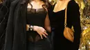 Luna Maya tampak berbincang akrab dengan Renata Kusmanto. Keduanya terlihat anggun dan elegan. / Foto: Adrian - Fimela.com.