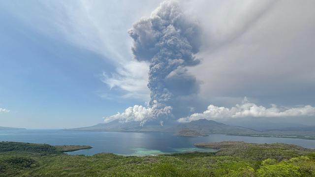 Gunung Lewotobi Laki-Laki Erupsi, Crisis Center untuk Wisatawan Dibuka di Labuan Bajo