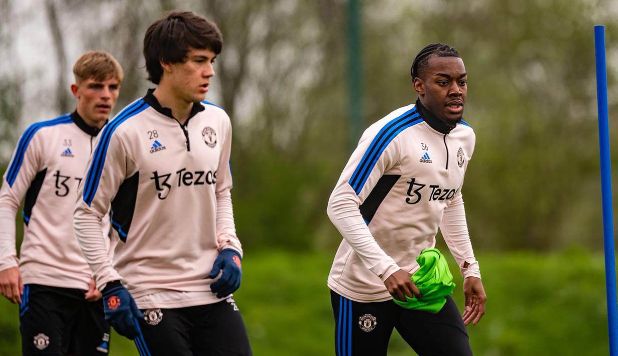 Manchester United bakal menghadapi laga leg kedua babak perempatfinal Liga Europa 2022/2023 kontra tuan rumah Sevilla tanpa diperkuat setidaknya 5 pemain yang menjadi starter pada pertemuan pertama. Raphael Varane, Lisandro Martinez, Tyrel Malacia dan Marcel Sabitzer kini tengah dilanda cedera. Sementara Bruno Fernandes dipastikan absen akibat akumulasi kartu kuning. Dengan kondisi ini, pelatih Erik ten Hag akan mengandalkan para pemain pelapis hingga pemain muda yang tampak berlatih di Carrington Park, Manchester, Senin (17/4/2023) waktu setempat. (twitter.com/ManUtd)