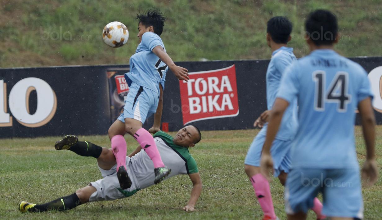 Pemain IPDN berebut bola dengan pemain Universitas Kuningan pada laga Torabika Campus Cup 2017 di Gor Jati Padjajaran, Jatinangor, Rabu (27/9/2017). IPDN menang 3-1 lewat adu penalti atas Universitas Kuningan. (Bola.com/M Iqbal Ichsan)