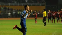 Pemain belakang Persib Bandung, Ahmad Jufriyanto berlari usai mencetak gol penentu kemenangan atas Persipura Jayapura dan menjadi kampiun ISL 2014 di Stadion Gelora Sriwijaya, Palembang, (7/11/2014). (Liputan6.com/Helmi Fithriansyah)