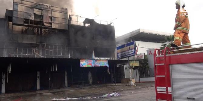 VIDEO: Ditinggalkan Kosong, Toko Kembang Api Terbakar