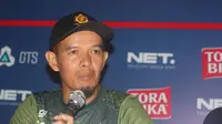 Asisten pelatih PS TNI Edy Syahputra dalam sesi jumpa pers seusai pertandingan melawan Pusamania Borneo FC, Selasa (22/3/2016) di Stadion Si Jalak Harupat, Kabupaten Bandung. (Bola.com/Erwin Snaz)