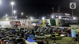 Ribuan kendaraan pemudik memadati area parkir di Pelabuhan Merak untuk menunggu waktu naik kapal penyeberangan yang mengarah ke pulau Sumatera. (Liputan6.com/Herman Zakharia)