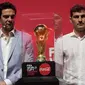 Mantan pemain Brasil Kak&aacute; (kiri) dan mantan kiper Spanyol Iker Casillas menunjukkan trofi Piala Dunia FIFA Qatar selama Tur Trofi oleh Coca-Cola dimulai hari ini dengan acara pemberhentian pertama di Dubai, Uni Emirat Arab, Kamis (12/5/2022). (AP Photo/Kamran Jebreili)