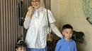 Dengan maxi dress dan blouse putih, Irish juga tampil begitu chic. [Foto: Instagram/ Irish Bella]