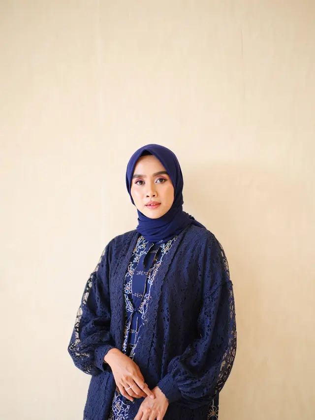 Model Gamis Kombinasi Outer Brokat dan Batik Warna Navy Elegan
