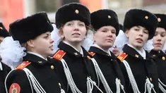 Tentara wanita Rusia saat mengambil bagian dalam parade militer di Lapangan Merah di Moskow pada 7 November 2016. (AFP Photo / Natalia Kolesnikova)
