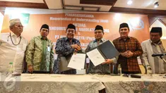 Dirut WIKA Bintang Perbowo (ketiga kiri) dan Ketua Umum PBNU, Said Aqil Siraj  (ketiga kanan) saat Penandatanganan Nota Kesepahaman (MoU) antara PBNU dan PT. Wijaya Karya (Wika) di Gedung PBNU, Jakarta, Jumat (6/1). (Liputan6.com/Faizal Fanani)