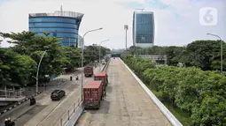 Kemacetan diakibatkan antrean truk kontainer yang ingin memasuki kawasan Pelabuhan Tanjung Priok, Jakarta untuk melakukan aktivitas bongkar muat. (Liputan6.com/Angga Yuniar)