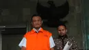 Pengacara Awang Lazuardi dikawal petugas berjalan keluar Gedung KPK, Jakarta, Jumat (26/2). Awang menjalani pemeriksaan sebagai tersangka kasus dugaan suap terhadap pegawai MA untuk penundaan pengiriman salinan putusan kasasi. (Liputan6.com/Helmi Afandi)