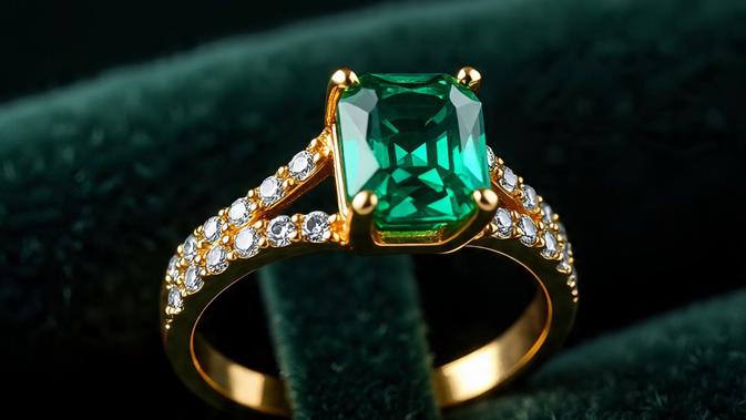 Keindahan Abadi Potongan Zamrud: Cincin Tunangan Mewah Pilihan Elegan