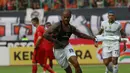 Persija Jakarta kembali gagal meraih kemenangan pada laga pekan ke-11 BRI Liga 1 2023/2024 saat ditahan imbang 1-1 sang musuh bebuyutan, Persib Bandung di Stadion Patriot Candrabhaga, Bekasi, Sabtu (2/9/2023). Sempat unggul cepat pada menit ke-14 via gol Marko Simic, Persija yang bermain dengan 10 orang sejak menit ke-74 usai Hanif Sjahbandi diusir wasit, harus kebobolan pada menit ke-85 lewat gol David Da Silva. Dengan hasil ini, Macan Kemayoran tercatat tidak pernah menang dalam 5 laga terakhir di BRI Liga 1 musim ini. (Bola.com/Ikhwan Yanuar)