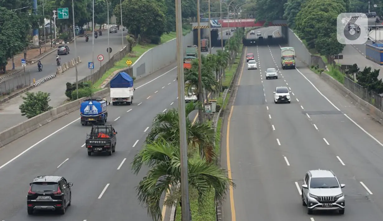 Kendaraan melintasi ruas jalan tol di Jakarta, Minggu (10/5/2020). Kepala Badan Pengatur Jalan Tol Danang Parikesit mengatakan, penurunan lalu lintas harian rata-rata (LHR) kendaraan jalan tol selama PSBB di DKI, Jawa Barat dan Banten berkisar 42 persen - 60 persen. (Liputan6.com/Immanuel Antonius)