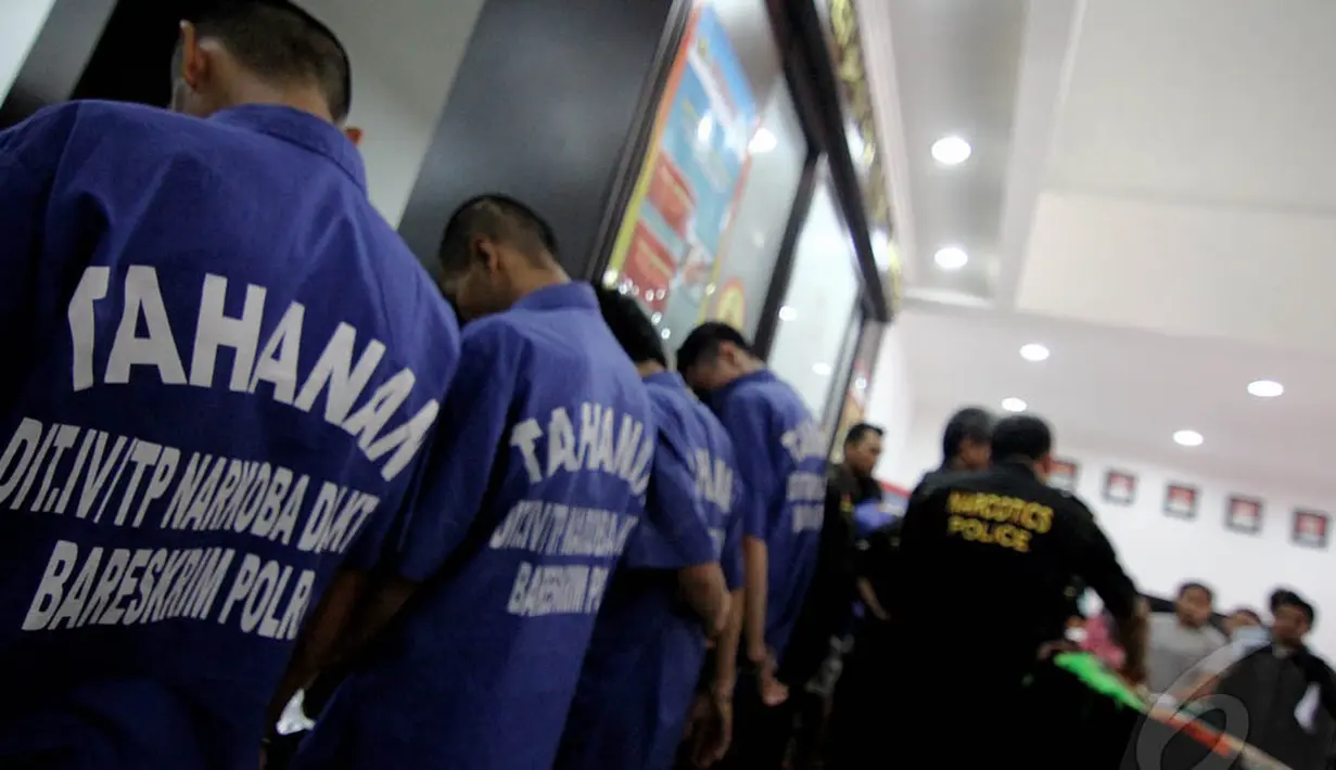 Keenam tersangka tersebut berinisial DS alias D (34), MR alias RPP (37), LFD alias L (39), H alias A (30), AS alias B (26), dan YNF alias F (31). Mereka diketahui memiliki peran sebagai kurir dalam sindikat ini, (Liputan6.com/Faizal Fanani)