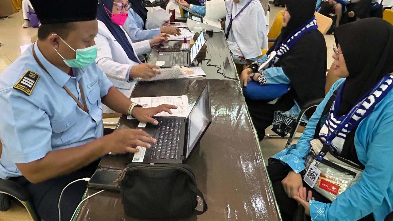 FOTO: Kloter Pertama Jemaah Haji Jakarta Mulai Masuki Asrama Pondok Gede
