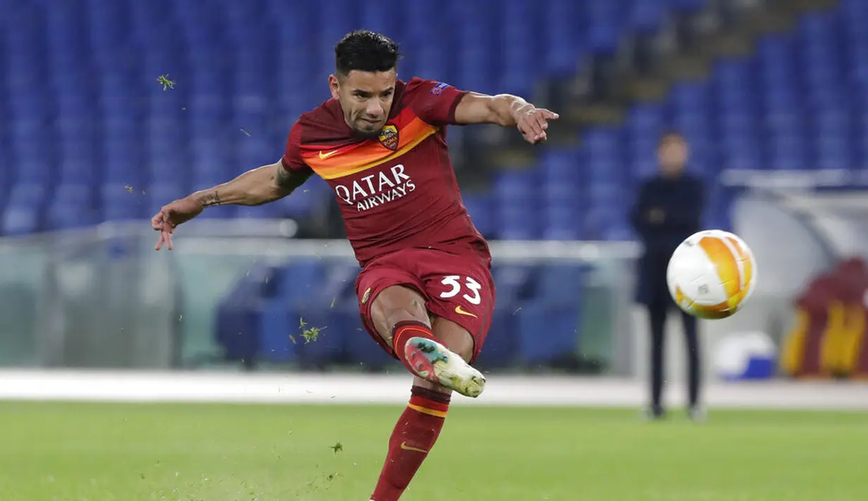 Pemain AS Roma Bruno Peres gagal mencetak gol ke gawang Young Boys pada pertandingan Grup A Liga Europa di Olympic Stadium, Roma, Italia, Kamis (3/12/2020). AS Roma melaju ke babak 32 besar Liga Europa sebagai juara Grup A usai mengalahkan Young Boys 3-1. (AP Photo/Andrew Medichini)