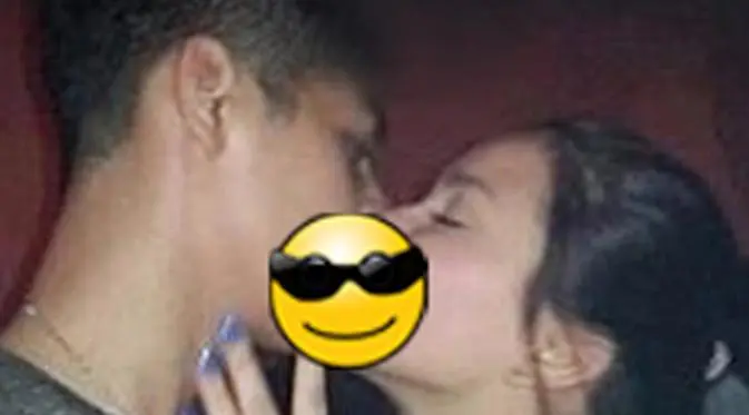 Masyarakat di dunia maya dihebohkan dengan beredarnya foto ciuman Al Ghazali dengan pacarnya, Alyssa Daguise. Apa pendapatmu?