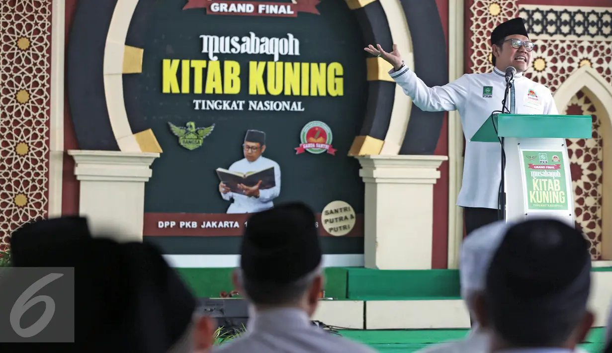Ketua Umum PKB, Muhaimin Iskandar memberikan kitab kuning saat pembukaan Musabaqoh Kitab Kuning Tingkat Nasional, Jakarta, Senin (12/5/2016). Kitab kuning yang dilombakan adalah Kitab Ihya Ulumuddin karangan Imam Al Ghozali. (Liputan6.com/Faizal Fanani)