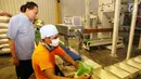 Mantan Menko Kemaritiman Rizal Ramli melihat proses pengemasan beras saat kunjungannya ke Food Station, Kompleks Pasar Induk Beras Cipinang, Senin (15/1). Pada kesempatan itu Rizal Ramli  juga berdialog dengan para pedagang beras. (Liputan6.com/Pool/Ardi)