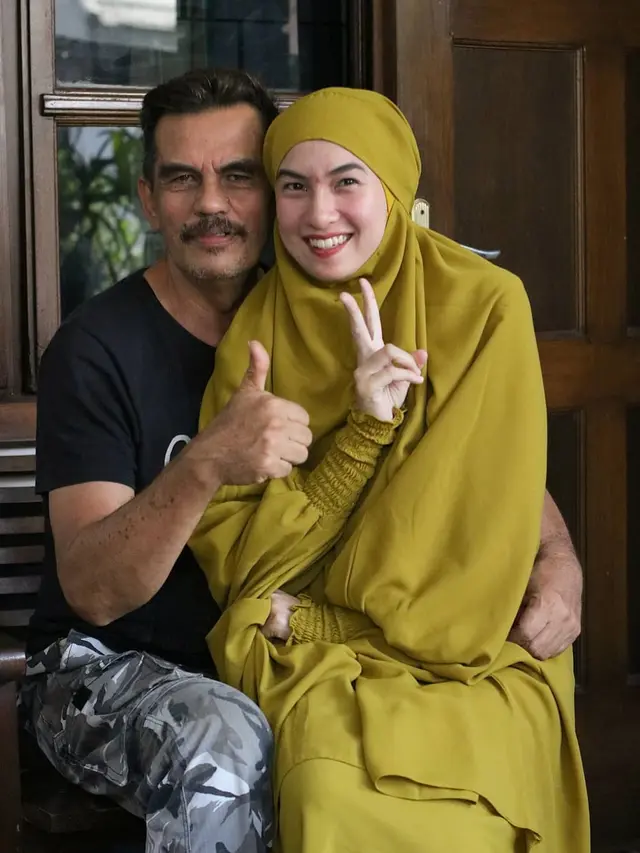 Jarang Tersorot, Ini 6 Potret Bapak Andhika Pratama yang Awet Muda