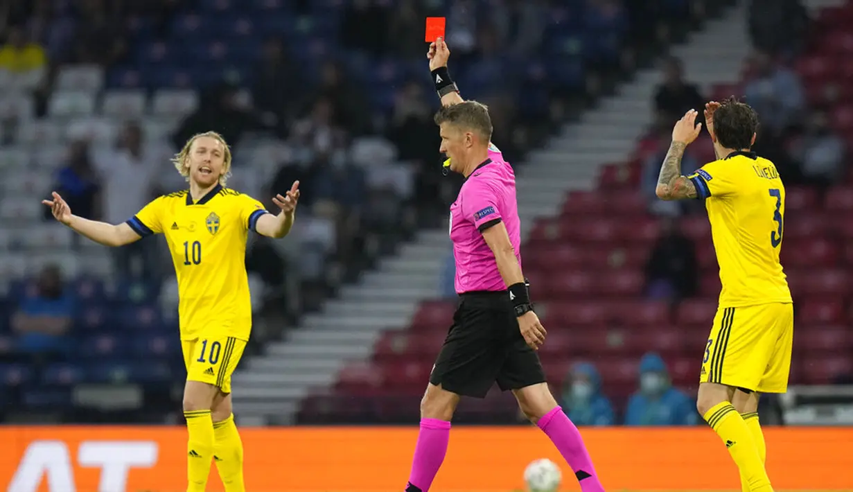 Pemain Swedia Emil Forsberg (kiri) bereaksi saat wasit Daniele Orsato menunjukkan kartu merah kepada rekan setimnya Marcus Danielson saat melawan Ukraina pada pertandingan babak 16 besar Euro 2020 di Stadion Hampden Park, Glasgow, Selasa (29/6/2021). (AP Photo/Petr David Josek, Pool)