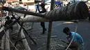 Jelang HUT RI ke-69, penjualan pohon pinang untuk perlombaan panjang pinang mulai marak dijual di kawasan Manggarai, Jakarta, Kamis (7/8/14). (Liputan6.com/Johan Tallo)