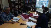 Rois'Am Majelis Sastra Bandung, Matdon, menjadi perwakilan penyair yang menolak gerakan Puisi Esai Denny JA di Balai Bahasa Jawa Barat. Foto: Huyogo Sihombing/ Liputan6.com.