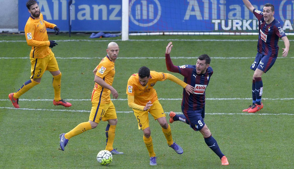 Pemain Eibar,  Sergi Enrich (2kanan) berebut bola dengan pemain Barcelona,  Sergio Busquets pada laga pekan ke-28 La Liga Spanyol 2015-2016 di Stadion Municipal de Ipurua, Minggu (6/3/2016) malam WIB. (REUTERS/Vincent West)
