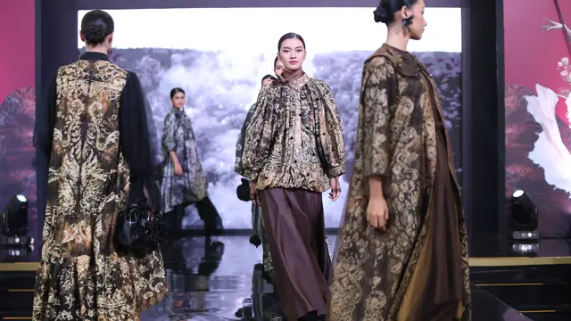  Ketua Dekranasda Provinsi Kalimantan Selatan Tampil Anggun dalam Balutan Sasirangan