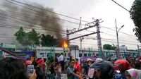 Kereta pengangkut orang terbakar di Stasiun Senen, diduga tabrakan dengan mobil bak terbuka (Istimewa)