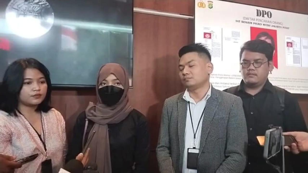 Selebgram sekaligus konten kreator Oklin Fia akhirnya buka suara perihal konten video jilat es krim dirinya yang viral di media sosial (medsos).