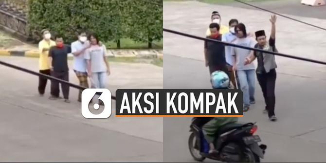 VIDEO: Aksi Kompak Empat Tunanetra Berpegangan Menuju Masjid