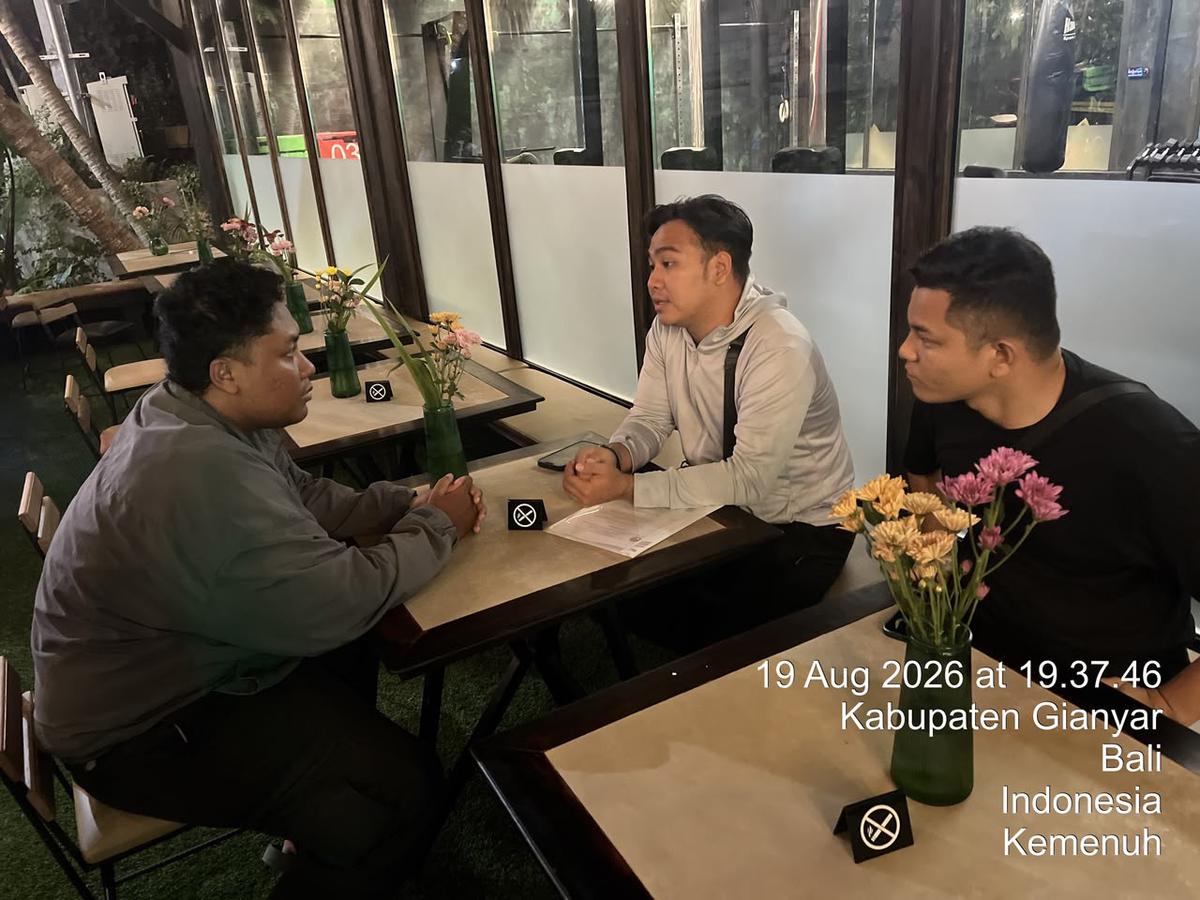Petugas Seksi Intelijen dan Penindakan Keimigrasian Kantor Imigrasi Kelas I TPI Denpasar, Bali, saat mendatangi A Fitness, tempat kebugaran atau gym di wilayah Sukawati, Kabupaten Gianyar, Jumat (21/8). (Dokumen Humas Imigrasi Denpasar).