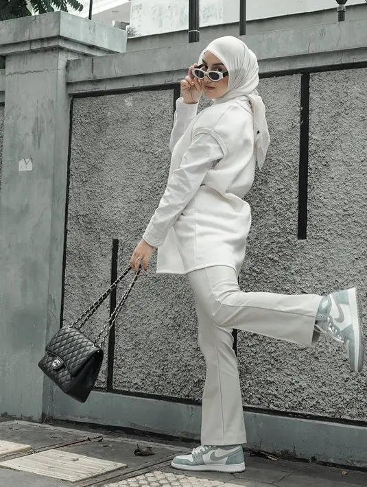 Look sporty chic dengan vest rajut dan sneaker (Foto: Instagram_irishbella_)