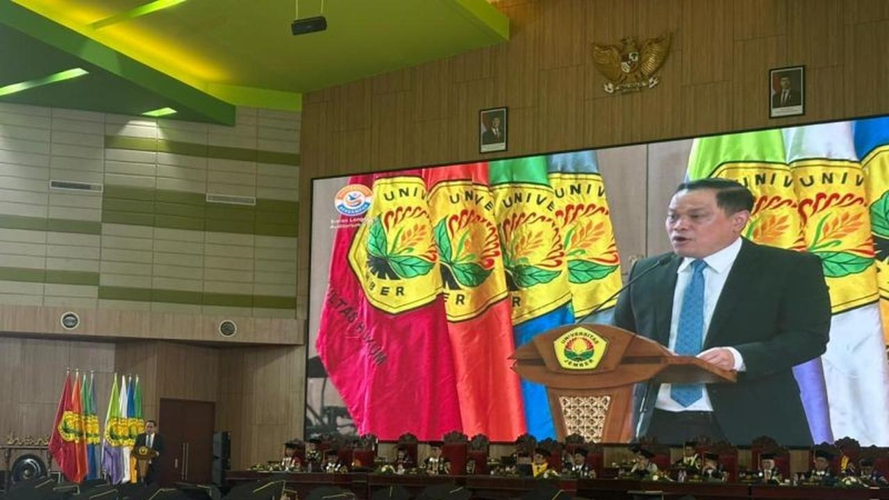 Anggota DPR Ajak Wisudawan Unej Cerdas Berinvestasi dan Bijak Berteknologi