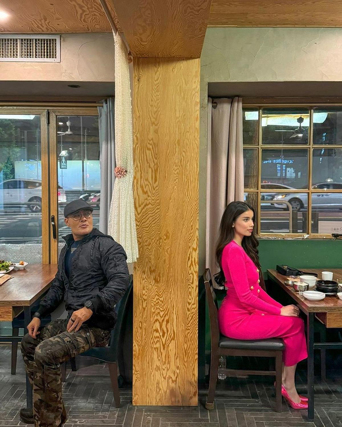 Deddy Corbuzier dan Sabrina terlihat berpose bersama di sebuah restoran, di mana Sabrina masih memancarkan aura seorang aktris dari QUEEN OF TEARS dengan gaun pinknya yang memukau.