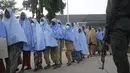 Sejumlah siswa yang diculik oleh kelompok bersenjata dari Sekolah Menengah Putri Pemerintah, di Jangebe, pekan lalu setelah pertemuan pembebasan mereka dengan Gubernur negara bagian Bello Matawalle, di Gusau, Nigeria utara, Selasa (2/3/2021). (AP Photo / Sunday Alamba)